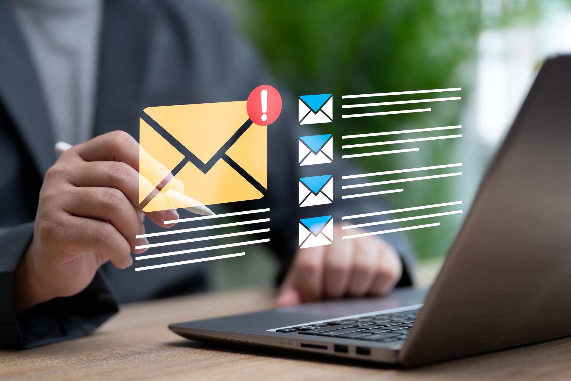 Comunicación digital y almacenamiento de datos en línea, concepto de envío y recepción de correo electrónico digital, el empresario escribe un correo electrónico en línea y lo envía al cliente o utiliza el contacto, la factura, la nota de la reuni�