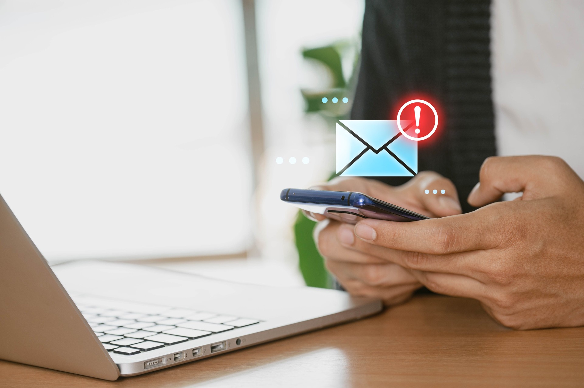 Un hombre de negocios en casa que usa un teléfono inteligente para recibir alertas de advertencia por correo electrónico sobre spam, piratas informáticos, correo basura y basura, virus y conceptos de seguridad de la red