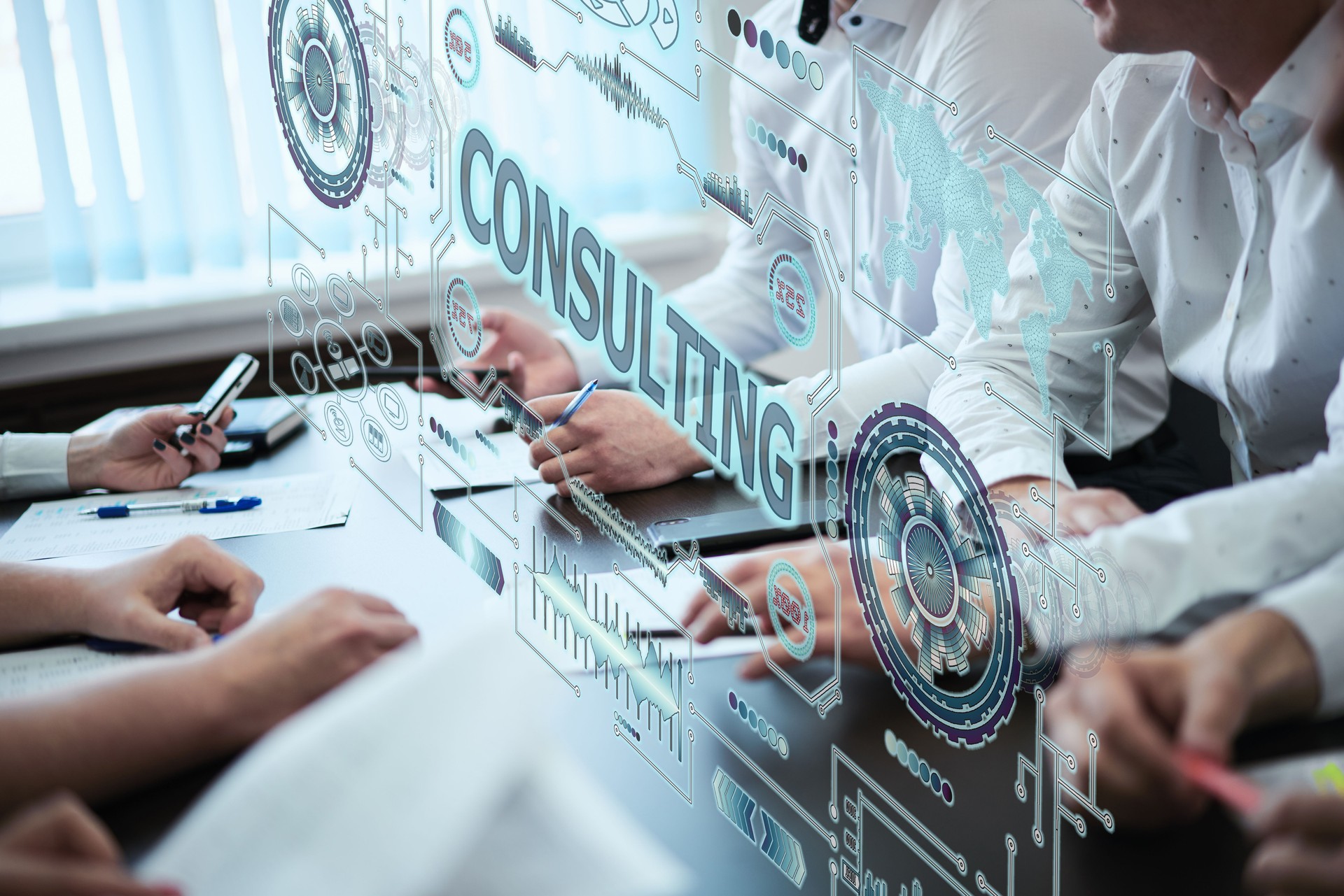Concepto de negocio, tecnología, Internet y red. Un grupo de jóvenes trabaja con un holograma en la pantalla ver la inscripción: CONSULTING